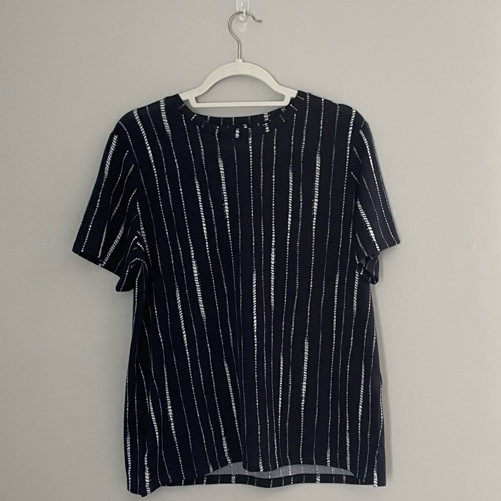 EUC Banana Republic Factory patterned tee size L